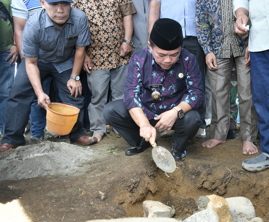 Bupati Letakan Batu Pertama Pembangunan PLTMH Dan Tugu Batas Desa ...