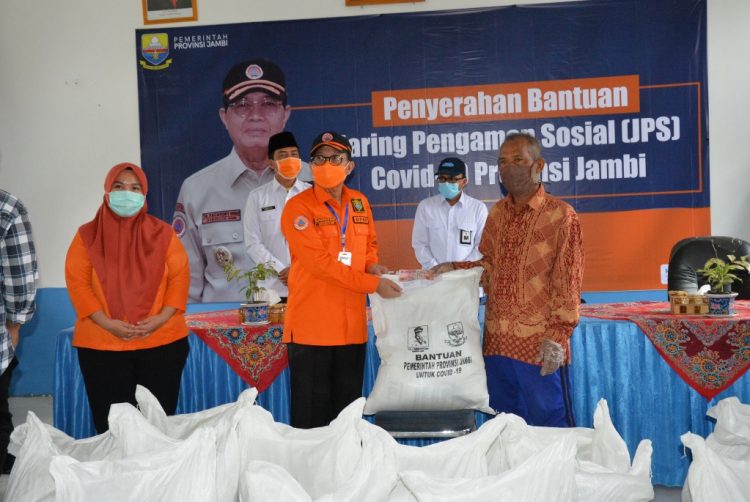 Gubernur Jambi Salurkan Bantuan JPS Covid-19 Di Tanjabtim