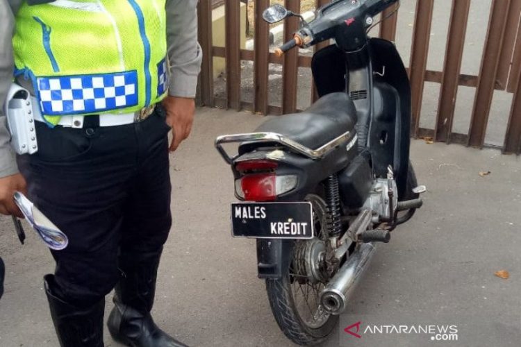 Polisi Tilang Motor Berplat Aneh ‘Males Kredit’