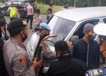 Polisi mengamankan kendaraan yang membawa busur panah di Cicalengka, Kabupaten Bandung