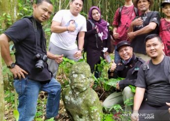 Paranomic of Lahat dan Disdikbud Lahat saat meninjau temuan arca manusia di Desa Rindu Hati Kecamatan Gumay Ulu Kabupaten Lahat