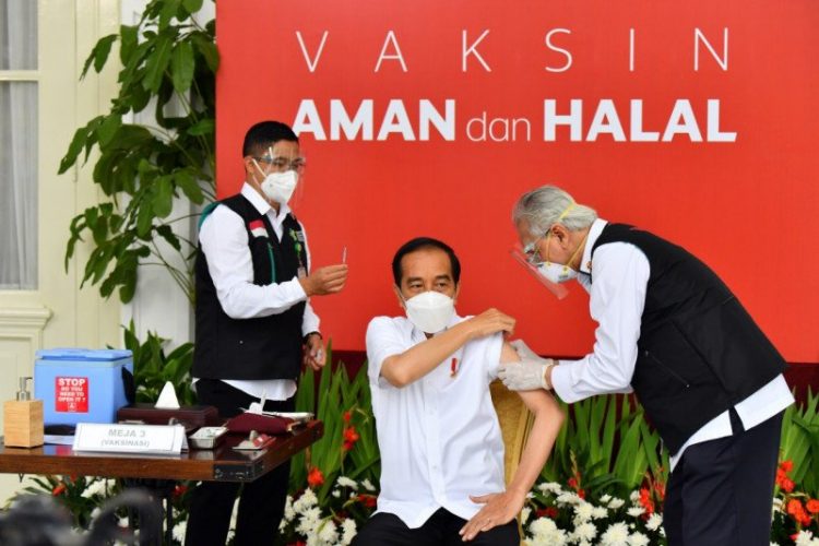 Disuntik Vaksin Sinovac, Jokowi: Semua Saya Jawab Tidak