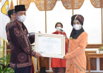Sani Berikan Penghargaan Kartini Masa Kini Provinsi Jambi
