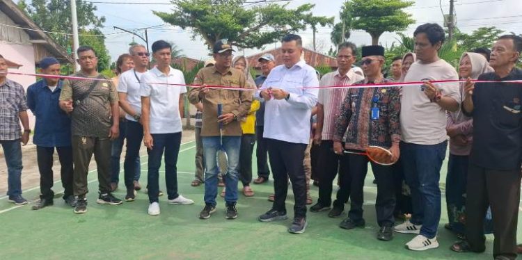 Kemas Faried Resmikan Lapangan Bulu Tangkis di Lorong Gotong Royong