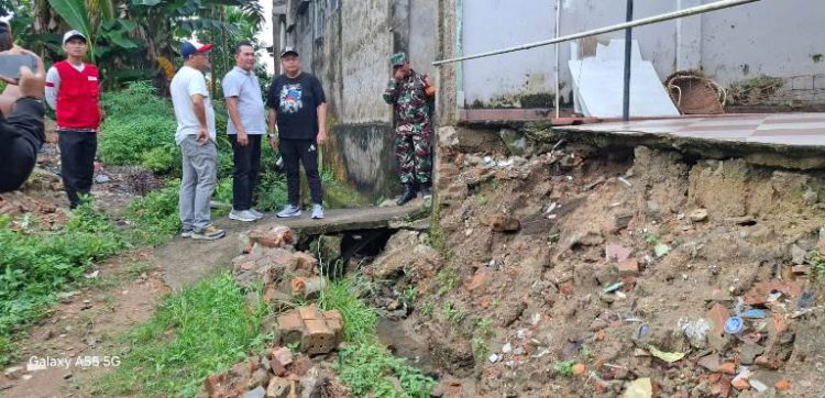Ketua DPRD Kota Jambi Tinjau Longsor dan Drainase Rusak di Lorong Cemara