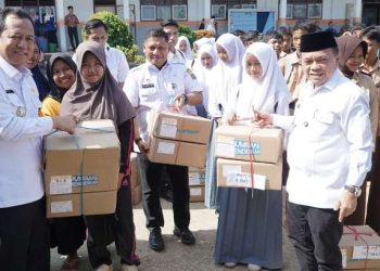 Al Haris Serahkan Bantuan ke Ratusan Pelajar Muaro Jambi